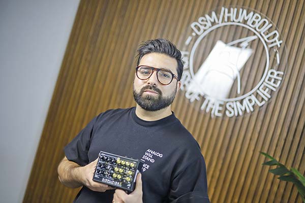 Manuel Acevedo, cofundador de DSM&Humboldt Electronics junto al Simplifier X. Foto: Pablina Salinas