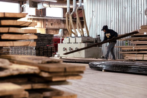 <p>Empleo de EEUU sorprende al alza en abril y reduce los temores sobre el impacto de la guerra comercial</p>