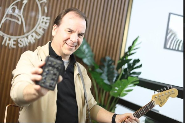 Manuel Acevedo, cofundador de DSM&Humboldt Electronics junto al Simplifier X. Foto: Pablina Salinas