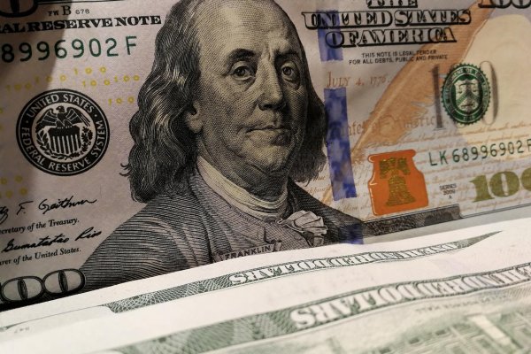 <p>Dólar transa con fuerte baja en zona de $ 940 tras la noticia de que China evalúa conversaciones con EEUU por aranceles</p>