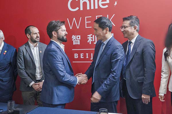 <p>Presidente Gabriel Boric junto al fundador de Tsingshan Holding Group, Xiang Guangda, en abril de 2024, al anunciar la fábrica de baterías de litio. Foto: Presidencia</p>
