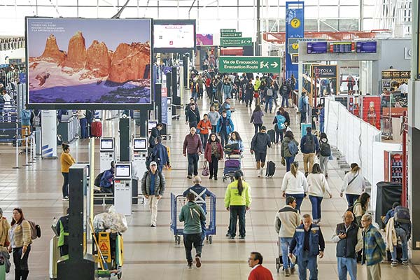Desde bares hasta una reconocida tienda de cosméticos: Aeropuerto de Santiago abrirá 41 nuevos espacios comerciales en 2025