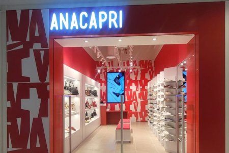 <p>Anacapri, la marca brasileña de calzado del holding Arezzo, aterriza en Chile junto al Grupo Guante y Gacel</p>