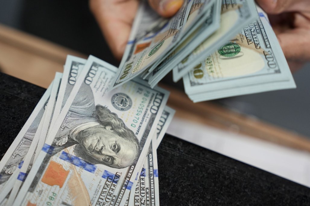 Dólar presenta leve aumento tras apreciación global y caída del cobre