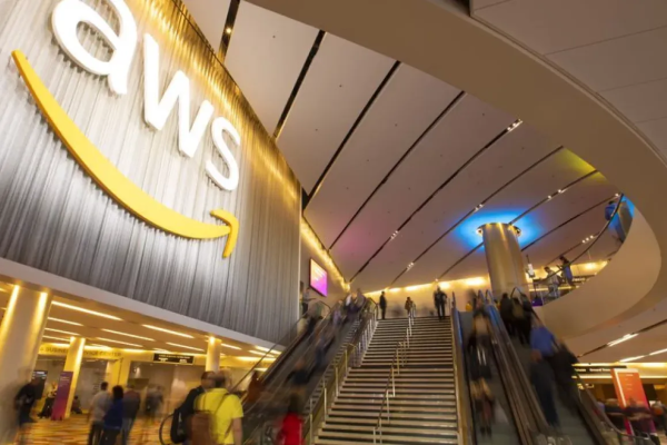 <p>Amazon Web Services anuncia inversión de US$ 4.000 millones en Santiago: contempla construcción inicial de tres data centers</p>