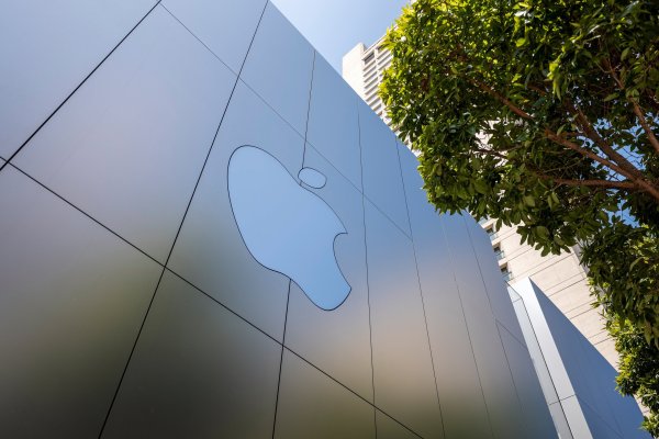 <p>Apple trabaja en implementar búsquedas con Inteligencia Artificial en su navegador: acción de Alphabet se derrumba</p>