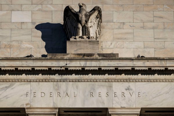 <p>Fed mantiene la tasa de interés sin cambios, pero advierte por mayor riesgo de inflación y desempleo</p>