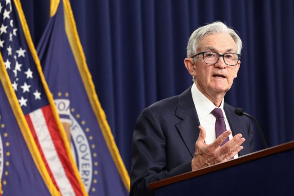 <p>Fed mantiene la tasa de interés sin cambios y Powell dice que "no tenemos que apresurarnos" en recortar</p>
