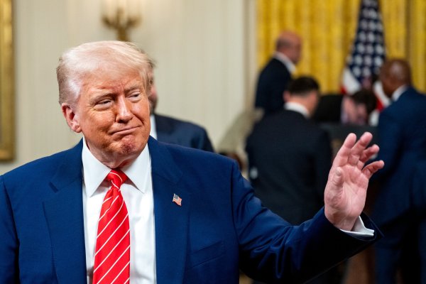 <p>EEUU estudia rebajar aranceles a China al 50% tan pronto como la próxima semana, según reportes del NY Post</p>