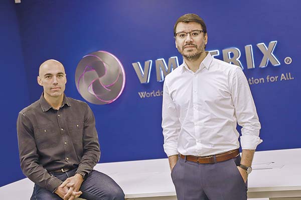 <p>Alejandro Tocigl (partner de Kayyak Ventures) y Sebastián Valenzuela (CEO de VMetrix). Foto: Julio Castro</p>