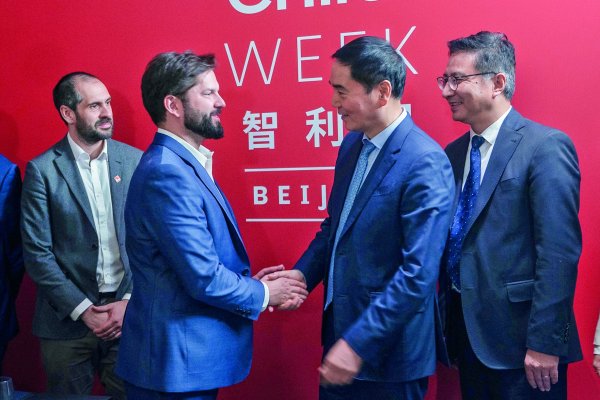 <p>Presidente Gabriel Boric junto al fundador de Tsingshan Holding Group, Xiang Guangda, en abril de 2024, al anunciar la fábrica de baterías de litio. Foto: Presidencia</p>