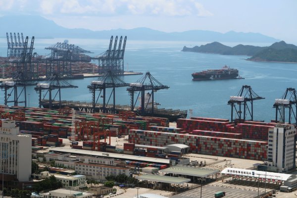 <p>Las exportaciones e importaciones chinas superan las expectativas en abril, en la previa de conversaciones con EEUU</p>