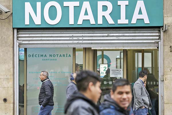<p>Luz verde a reforma de notarios: comisión mixta resuelve la división del Conservador de Santiago y texto queda listo para trámite final</p>