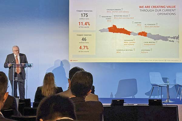 <p>Máximo Pacheco exponiendo en la conferencia Global Metals, Mining and Steel Conference, del Bank of America (BofA) en Barcelona.</p>