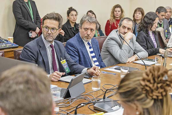 <p>Julio Salas, subsecretario de Pesca (al medio) y Nicolás Grau, ministro de Economía (a la derecha). Foto: Senado</p>