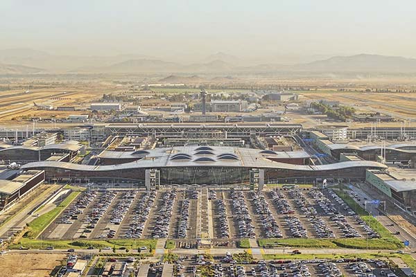 <p>Gobierno alista Metro al aeropuerto: plan consideraría tren ligero desde Cerro Navia y una inversión de unos US$ 300 millones</p>