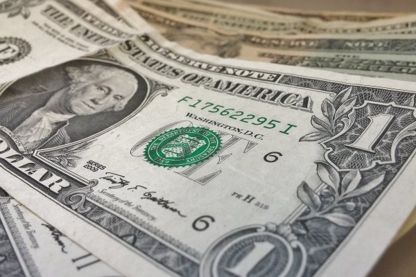 <p>Dólar cotiza a la baja cerca de $ 940 tras moderación del IPC estadounidense y nuevas ventas de Hacienda</p>