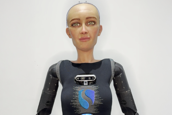 <p>RIA fue desarrollada por Machani Robotics en colaboración con la Universidad de California y Hanson Robotics.</p>