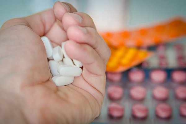 <p>Trump presiona a las farmacéuticas para disminuir precios en EEUU: ¿Qué pasará con los medicamentos en Chile?</p>