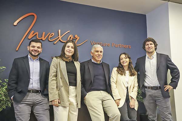 Al centro, Jorge Rodríguez junto a parte del equipo de Invexor. Foto: Pablina Salinas