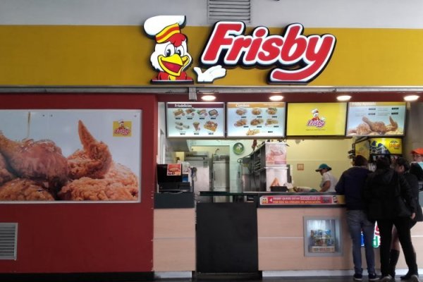 <p>Colombiana Frisby enfrenta disputa legal en España por uso no autorizado de su marca y desata una “batalla solidaria” en redes</p>