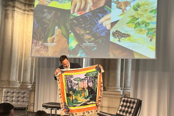 Los pañuelos de pulpa textil que Arauco presentó en Milán a los grandes de la moda