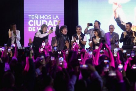 <p>La "motosierra" muestra sus primeros resultados: partido de Milei gana elección local de la capital argentina</p>