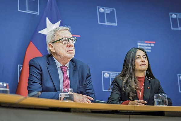 <p>El canciller Alberto van Klaveren y la subsecretaria de Relaciones Económicas Internacionales, Claudia Sanhueza, han liderado los contactos con EEUU.</p>