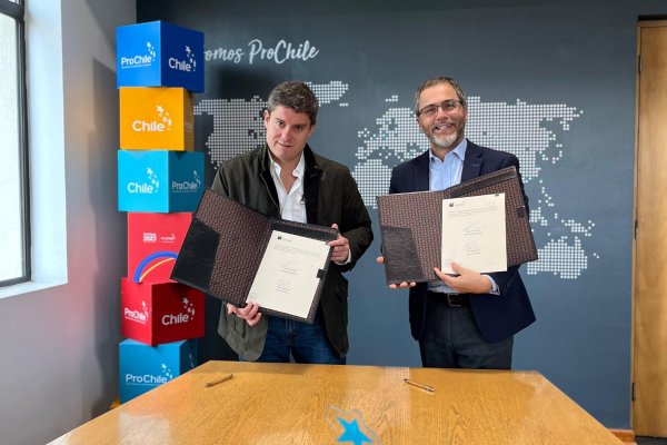 Patricio Rojas (Endeavor) e Ignacio Fernández (ProChile), durante la firma del convenio.