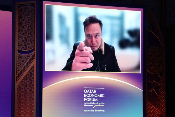 <p>Musk sale a calmar a inversionistas y dice que se mantendrá como CEO de Tesla al menos cinco años más</p>
