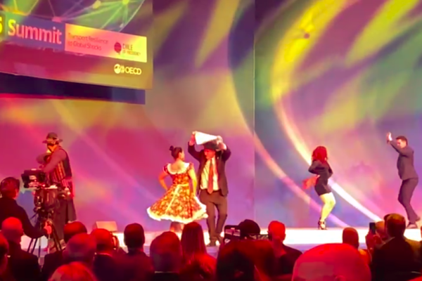 <p>Ministro baila cueca en cumbre mundial de Transporte y resalta que 75% de los buses de Red serán eléctricos a fines de 2025</p>