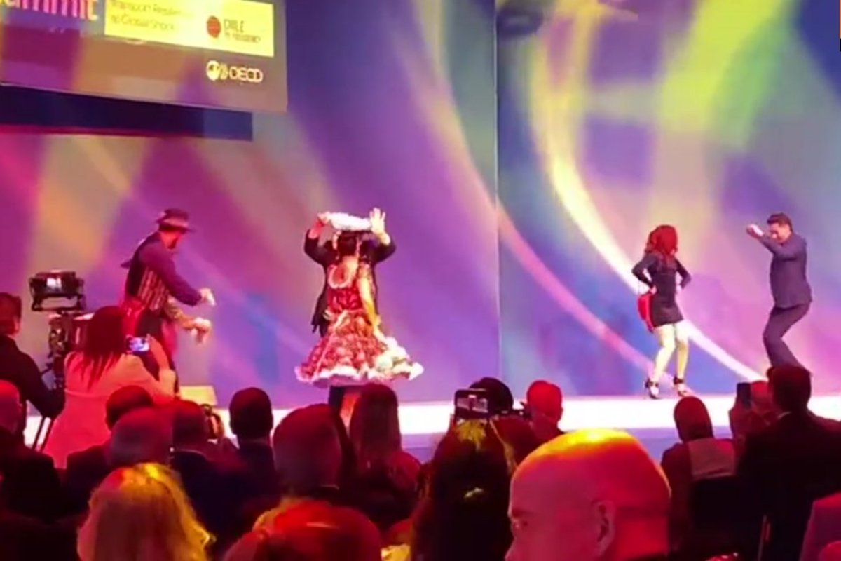 <p>Ahora en DF | Ministro de Transportes inaugura cumbre mundial del rubro en Alemania con un pie de cueca</p>