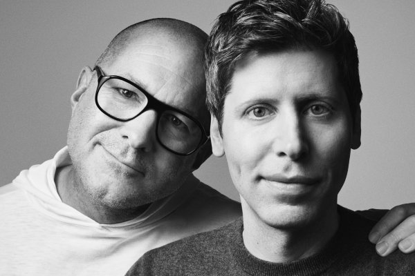 <p>Jony Ive, a la izquierda, está colaborando con Sam Altman de OpenAI como parte del acuerdo. Foto: Bloomberg</p>