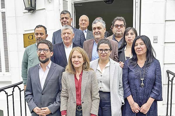 Susana Jiménez junto a los ministros y asistentes a la cita en la sede de la CPC.