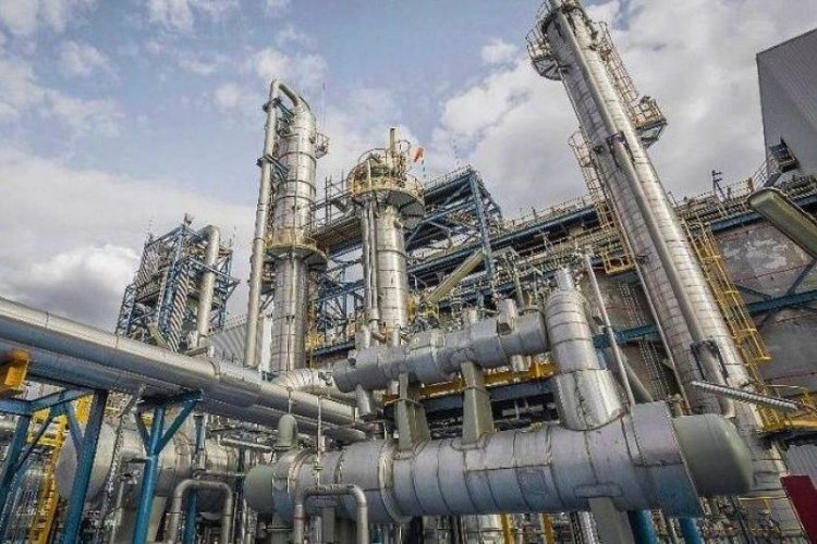 <p>Brasileña Raízen, licenciataria de Shell en Argentina, analiza dos ofertas para vender su refinería de Dock Sud</p>