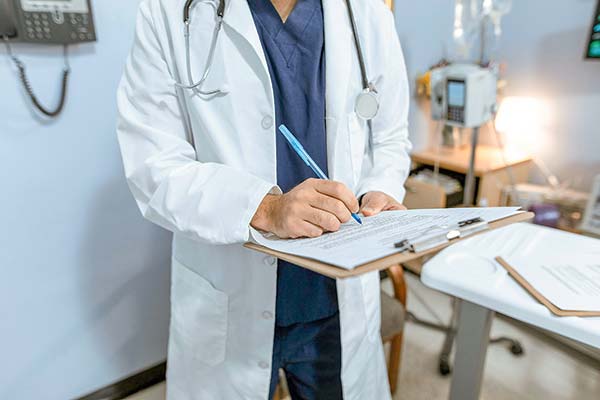 <p>Municipalidades concentran casi 60% de los casos de licencias médicas usadas para viajar</p>
