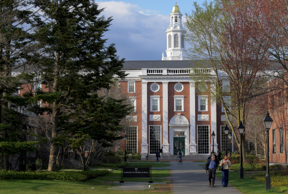 La carta en apoyo a los estudiantes internacionales del presidente de Harvard