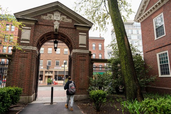 <p>Harvard consigue un amparo temporal: universidad demandó al Gobierno de Trump por bloqueo a alumnos extranjeros</p>