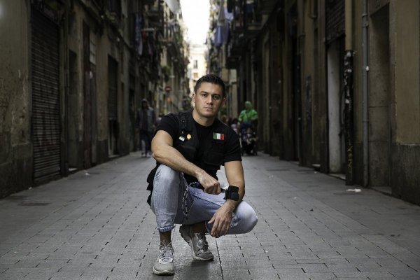“Zazza” el youtuber italiano que recorre los barrios más peligrosos del mundo: “Chile no es un país complicado”