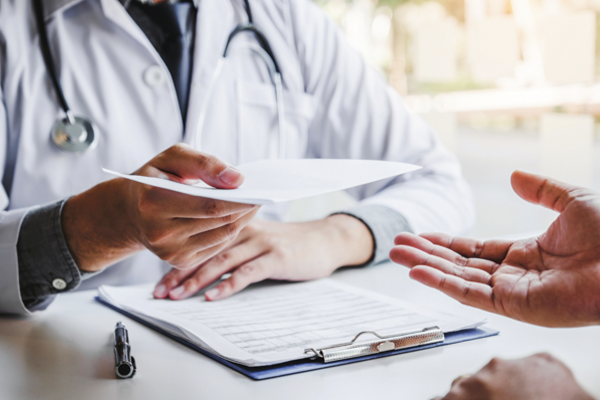 <p>Los 9 casos que alertaron a la Contraloría de las licencias médicas mal usadas: pillados por redes sociales y de viaje en el extranjero</p>