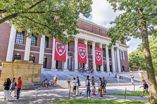 <p>Incertidumbre sube entre universitarios chilenos en EEUU tras decisión de Gobierno de Trump de suspender entrevistas para visas</p>