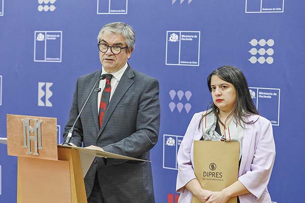 El ministro Marcel junto a la directora de Presupuestos, Javiera Martínez. Crédito: Ministerio de Hacienda.