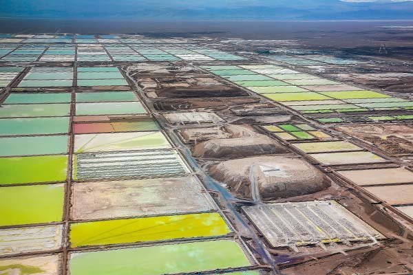 <p>SQM logra utilidades en el primer trimestre y los ingresos por litio bajan pese a volúmenes récord</p>