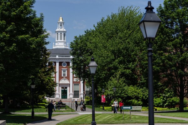 <p>Trump dice que Harvard debería limitar al 15% la matrícula de estudiantes extranjeros</p>