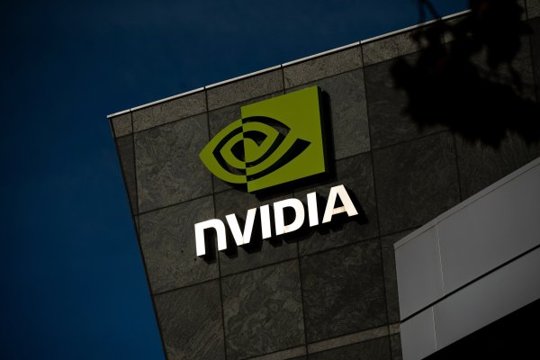<p>Nvidia reporta alza de 70% en ingresos gracias al auge de la IA y presenta positivo pronóstico pese a restricciones de envíos a China</p>