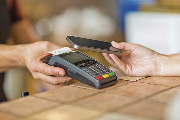 <p>Las "grúas" se mueven en los medios de pagos: los últimos cambios en Transbank, Bci y Kushki</p>