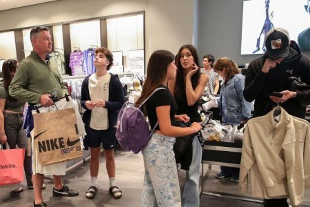 <p>Efecto Milei: marcas de ropa reducen hasta 50% sus precios por baja en aranceles para importar</p>