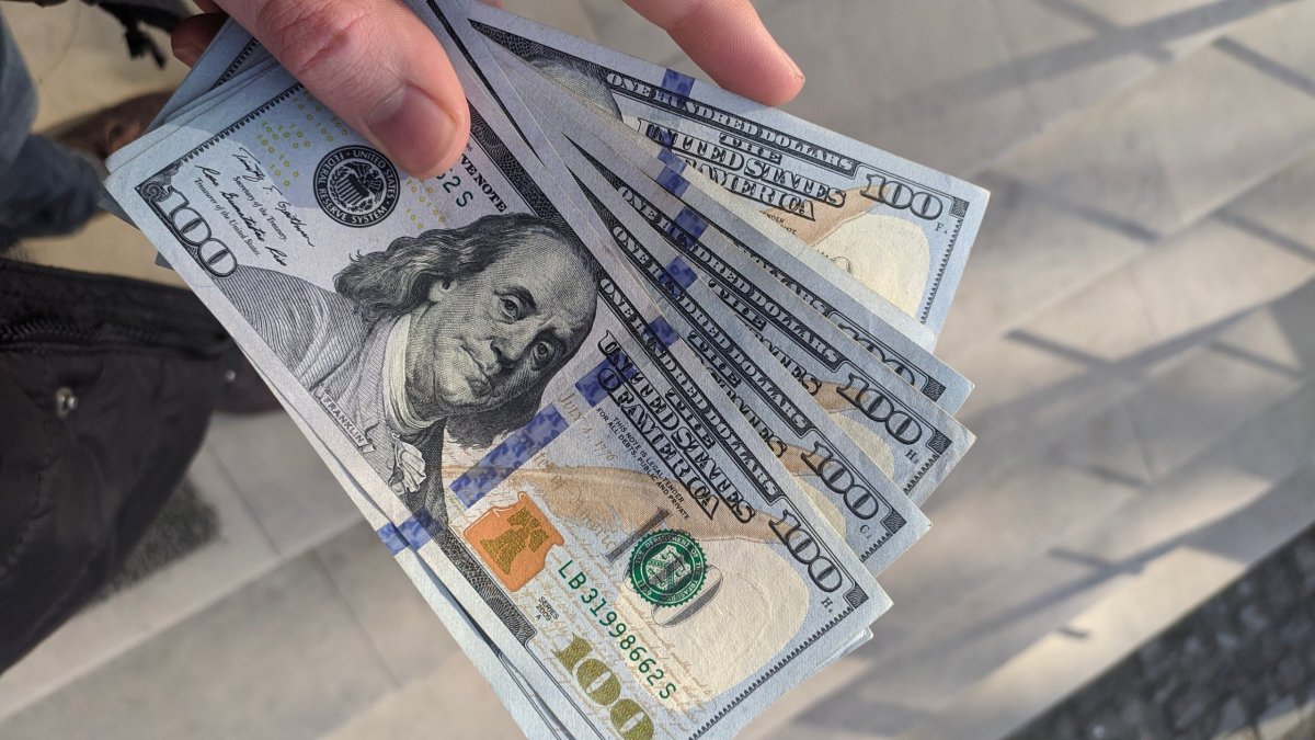 Dólar cae levemente bajo $940 y el cobre se fortalece tras fallo sobre aranceles de Trump