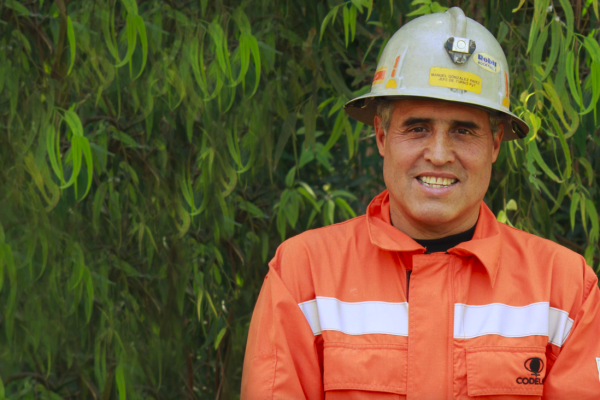 <p>Fue el primero en entrar y el último en salir: fallece uno de los rescatistas de los 33 mineros de la Mina San José</p>
