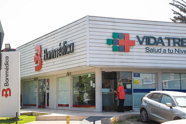 Isapres Banmédica y Vida Tres denuncian a más de 700 médicos por eventuales delitos en emisión de licencias médicas